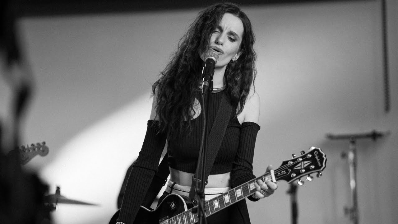 Sisters On Wire - Savo delnuos Mp3 Atsisiųsti